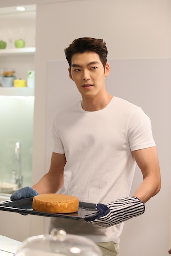 Kim Woo Bin “trổ tài làm bánh”