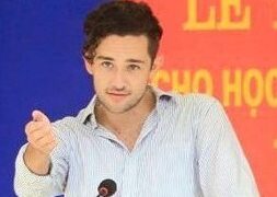 Nữ sinh Việt “phát sốt” vì thầy giáo ngoại quốc điển trai