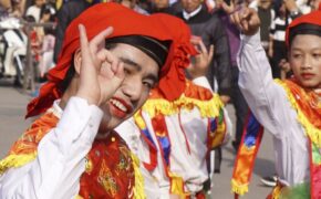 Trai Hà Nội lả lơi giả gái trong điệu múa trống bồng