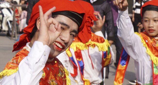 Trai Hà Nội lả lơi giả gái trong điệu múa trống bồng