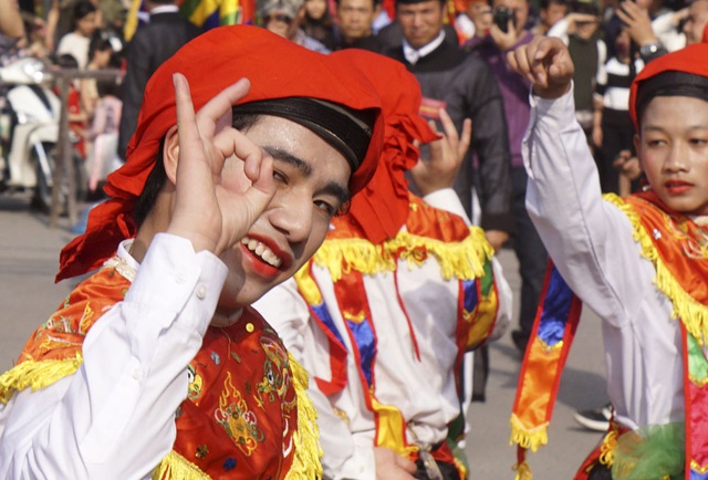  Một động tác duyên dáng, lả lơi của vũ công Triệu Đăng Dương. Đây là lần đầu tiên Dương được tham gia đội múa. 