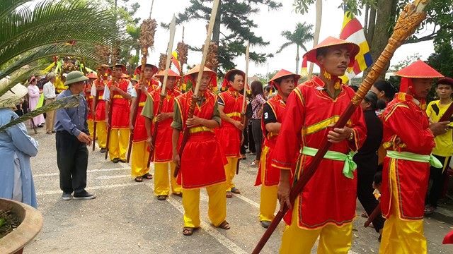 Trong ngày lễ, người dân ở các làng như: Đồng Đắc, Hướng Đạo, Kiến Trung, Kiến Thái, Trì Chính cùng nhau tham dự. Họ tạo thành một đoàn rước dài với nhiều chiếc kiệu và các đoàn tùy tùng khác nhau.