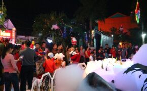 Người dân xứ Quảng cùng du khách rộn ràng xuống đường đón Giáng sinh