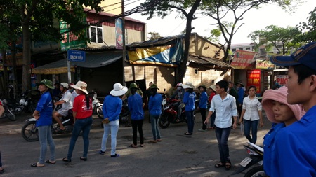 “Barrier người” khổng lồ dài dằng dặc để bảo vệ kỳ thi diễn ra an toàn nghiêm túc.