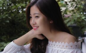 Tiết lộ về Miss Báo chí từng bị liệt dây thần kinh mặt