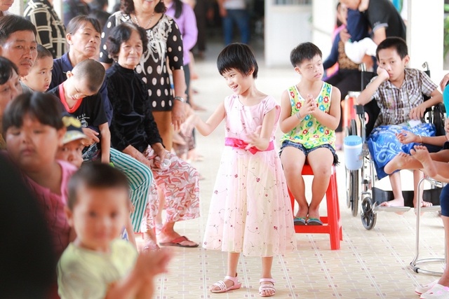 Vốn thường ngày, vì khuyết tật bẩm sinh do di chứng da cam để lại, các em phải có một cuộc sống nhiều khó khăn hơn mọi người. Nhưng sự thân thiện, hoạt náo của hai người đẹp phần nào giúp các em nhỏ trở nên dạn dĩ, tự tin hơn.