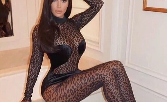 Thêm một bộ đồ hở “choáng váng” của Kim Kardashian