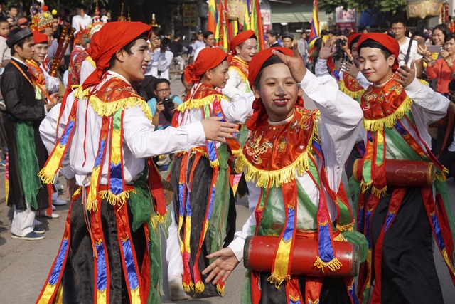  Vũ công trẻ tuổi nhất Cao Nhật Minh, mới 14 tuổi, rất điêu luyện trong các động tác khó của điệu múa, vỗ trống bồng rất có duyên. 