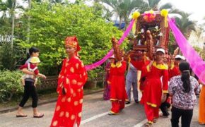 Người dân nô nức rước kiệu mừng lễ Phật đản