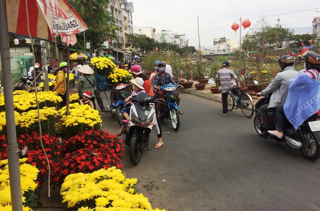 Cảnh mua bán hoa trên đường Huỳnh Cương, TP Cần Thơ