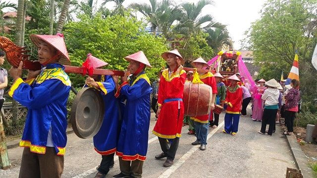 Được tập hợp từ nhiều làng, nhưng khi tham dự lễ rước mọi người đều ăn mặc đúng với trang phục của đoàn, đi đứng rất trang nghiêm tạo thêm không khí long trọng trong buổi lễ.