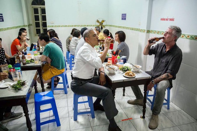  Nói về bữa tối đặc biệt với tổng thống Obama tại quán bún chả ở Hà Nội, Anthony Bourdain kể lại: Trước kia, tôi không được người Việt Nam nhận ra khi đi trên phố nhưng sau khi có những bức ảnh trên báo, tôi đã được nhận ra sau đó chừng 1 tuần. Họ nhìn thấy những hình xăm trên tay tôi và gọi tôi là Mr. Bún chả. Họ vui mừng khi tổng thống đã chọn ăn bún chả, một món ăn đặc biệt của người Hà Nội. Có người nói với tôi, họ nghĩ tổng thống sẽ ăn nem hoặc phở nhưng sau đó khi thấy Ngài ăn Bún chả - họ vô cùng tự hào và xúc động. 