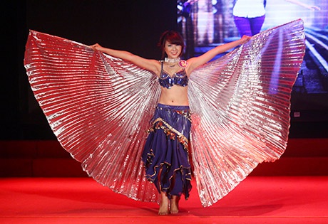 Nguyễn Thu Thuỷ quyến rũ với điệu múa bellydance cánh tiên.