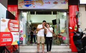 Người Sài Gòn “đổ xô” mua xổ số tự chọn cầu may đầu năm