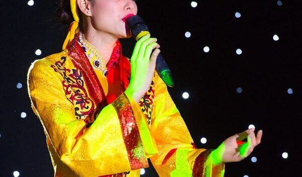 Phạm Hương hát “Dạ cổ hoài lang” trong phần thi tài năng
