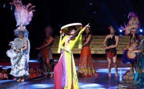 Lan Khuê mặc áo tứ thân trong đêm thi tài năng