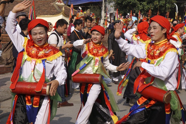  Ngoài việc bôi son đánh phấn, thời xưa, các vũ công còn nhuộm răng đen hạt huyền để nhìn cho thật giống nữ. Nay theo nhịp sống hiện đại, màu răng đen của các nam vũ công giả gái không còn. 