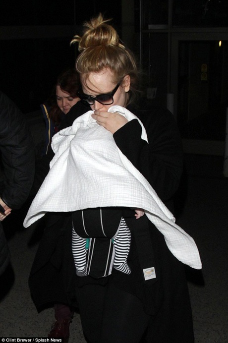 Adele giữ rịt con giữa vòng vây paparazzi