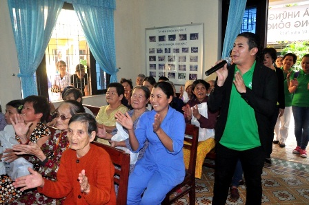 Kasim Hoàng Vũ hát tặng các bà các mẹ tại Trung tâm xã hội Quảng Nam