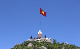 Bình Định: Tặng quà cho ngư dân là thanh niên tiêu biểu xã đảo Nhơn Châu