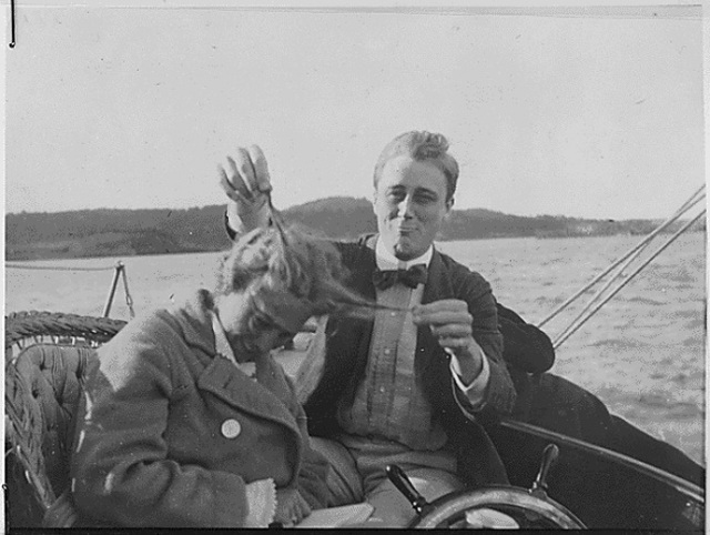 Giây phút vui đùa cùng em họ của tổng thống Hoa Kỳ Franklin D. Roosevelt năm 1910.