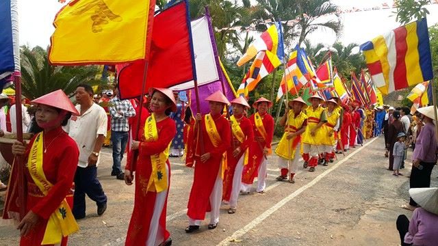 Ngoài các bậc nam nhi thì đoàn rước còn quy tụ nhiều chị em phụ nữ trên người với bộ trang phục là áo dài truyền thống, tay cầm cờ hội. Đoàn rước sẽ đi qua nhiều nơi, đi đến đâu người dân 2 bên đường hưởng ứng đến đó để bày tỏ lòng thành kính với đức Phật.