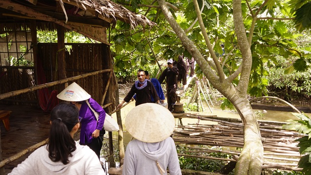 Đàn cá lóc biết “nhảy múa” trên mặt nước ở Cần Thơ, thu về 70 triệu mỗi tháng - 2