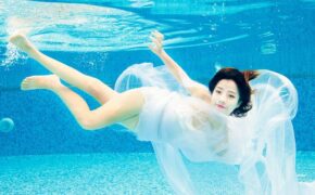 Thiếu nữ khoe vẻ gợi cảm dưới làn nước trong vắt