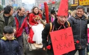 Chú rể kéo xe bò rước dâu gây xôn xao dư luận