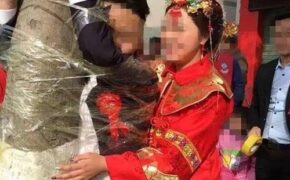 Chú rể bị trói chặt trên cây trong ngày cưới