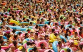 Nóng bức, “biển chết” của Trung Quốc đặc kín người