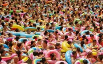 Nóng bức, “biển chết” của Trung Quốc đặc kín người