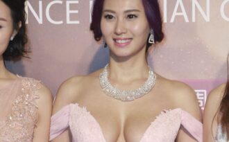 Nữ diễn viên kém danh “đốt mắt” với váy trễ nải