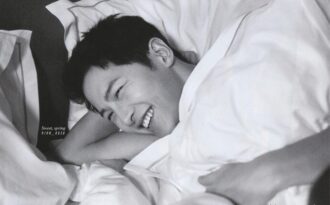 “Lịm tim” trước bộ ảnh đen trắng của mỹ nam “Hậu duệ Mặt trời”