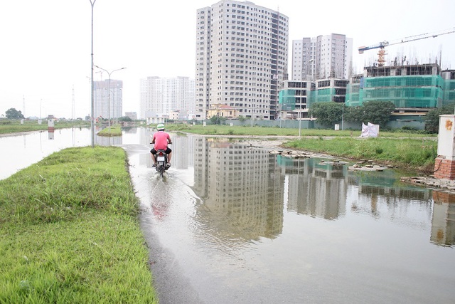  Trước tình trạng này, ông Nguyễn Đình Huệ, chủ tịch phường Yên Nghĩa, Hà Đông cho biết, phường đã nắm được thông tin và đã phối hợp với các cơ quan, ban ngành tìm ra nguyên nhân để có biện pháp xử lý kịp thời. “Khoảng 80 – 90% các tuyến đường giao thông thuộc đất dịch vụ khu B bị ngập nước từ 10 – 15cm. Việc ngập úng này do Công ty Thủy lợi Sông Đáy tiếp tục bơm nước tưới chảy qua hệ thống kênh mương thủy lợi La Khê đoạn thuộc phường Yên Nghĩa. Mặt khác, bên hữu bờ La Khê (tổ dân phố 6), toàn bộ hệ thống cống bị hỏng, chưa có biện pháp khắc phục. Ở khu vực, cửa cống xi phon ngầm từ bên bờ hữu sang bên tả tiêu thoát nước, một số hộ nuôi trồng thủy sản đắp chặn để hạn chế dòng chảy, dẫn đến ảnh hưởng tiêu thoát nước”, ông Huệ thông tin. 