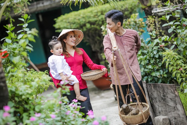 Gánh bánh đi biếu họ hàng trong nụ cưới và ánh mắt yêu thương.