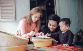 Khánh Thi – Phan Hiển dắt con trai về quê gói bánh chưng, đón Tết