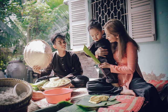 Khánh Thi – Phan Hiển dắt con trai về quê gói bánh chưng, đón Tết - 3