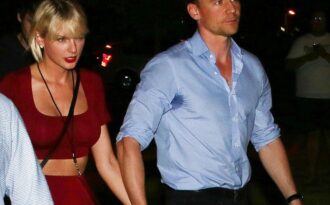 Taylor Swift dịu dàng nắm tay bạn trai mới