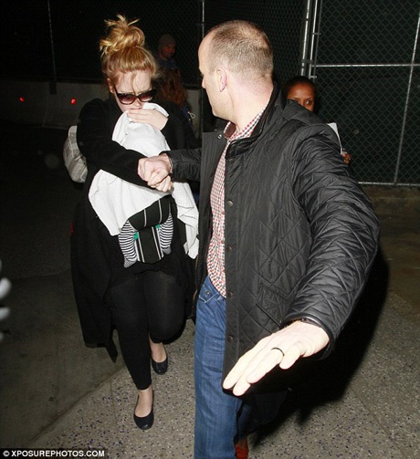 Adele tỏ ra hơi căng thẳng khi lần đầu cho con đi xa và xuất hiện trước ống kính paparazzi.