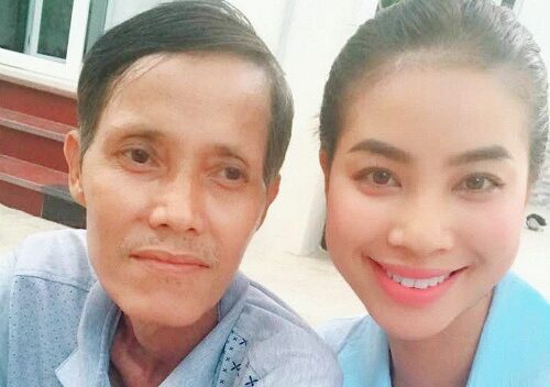 Hoa hậu Phạm Hương hủy hết lịch trình, vội vã về Hải Phòng vì bố bệnh nặng