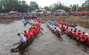 Hàng chục ngàn người tưng bừng xem hội đua trải đầu xuân