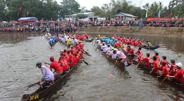 Hàng chục ngàn người tưng bừng xem hội đua trải đầu xuân