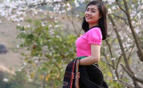 Thiếu nữ Thái e ấp bên hoa ban rừng tháng 3