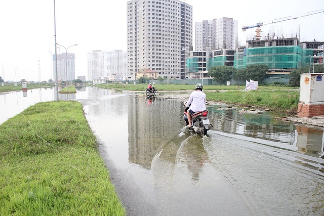 Theo tìm hiểu, nguyên nhân gây nên tình trạng ngập úng tại khu B và đất dịch vụ Yên Nghĩa là do việc bơm nước tưới cho khoảng 200ha đất nông nghiệp của quận Hà Đông và huyện Thanh Oai từ kênh tưới La Khê bị chảy tràn ra đường qua các cửa xả. Mặt khác, khu vực này là đất trũng, năng lực tiêu thoát của hệ thống cống kém nên đã xảy ra tình trạng ngập úng thường xuyên và kéo dài.