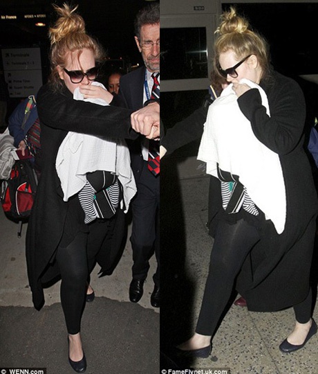 Adele tỏ ra hơi căng thẳng khi lần đầu cho con đi xa và xuất hiện trước ống kính paparazzi.