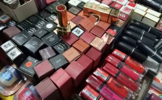 Son “hàng hiệu” giá 10 nghìn/thỏi bán tràn lan ở các chợ Hà Nội