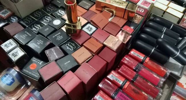 Son “hàng hiệu” giá 10 nghìn/thỏi bán tràn lan ở các chợ Hà Nội