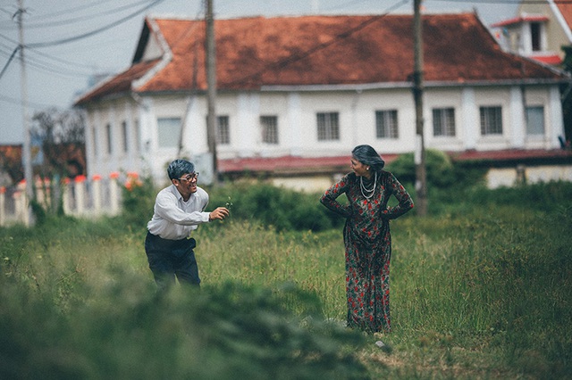  Và em ơi, thời nay mệt quá đi thôi. Anh muốn tình yêu tuyệt vời, như ông bà anh 