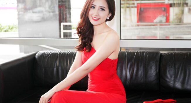 Hoa hậu Mai Phương Thúy quyến rũ với váy lệch vai
